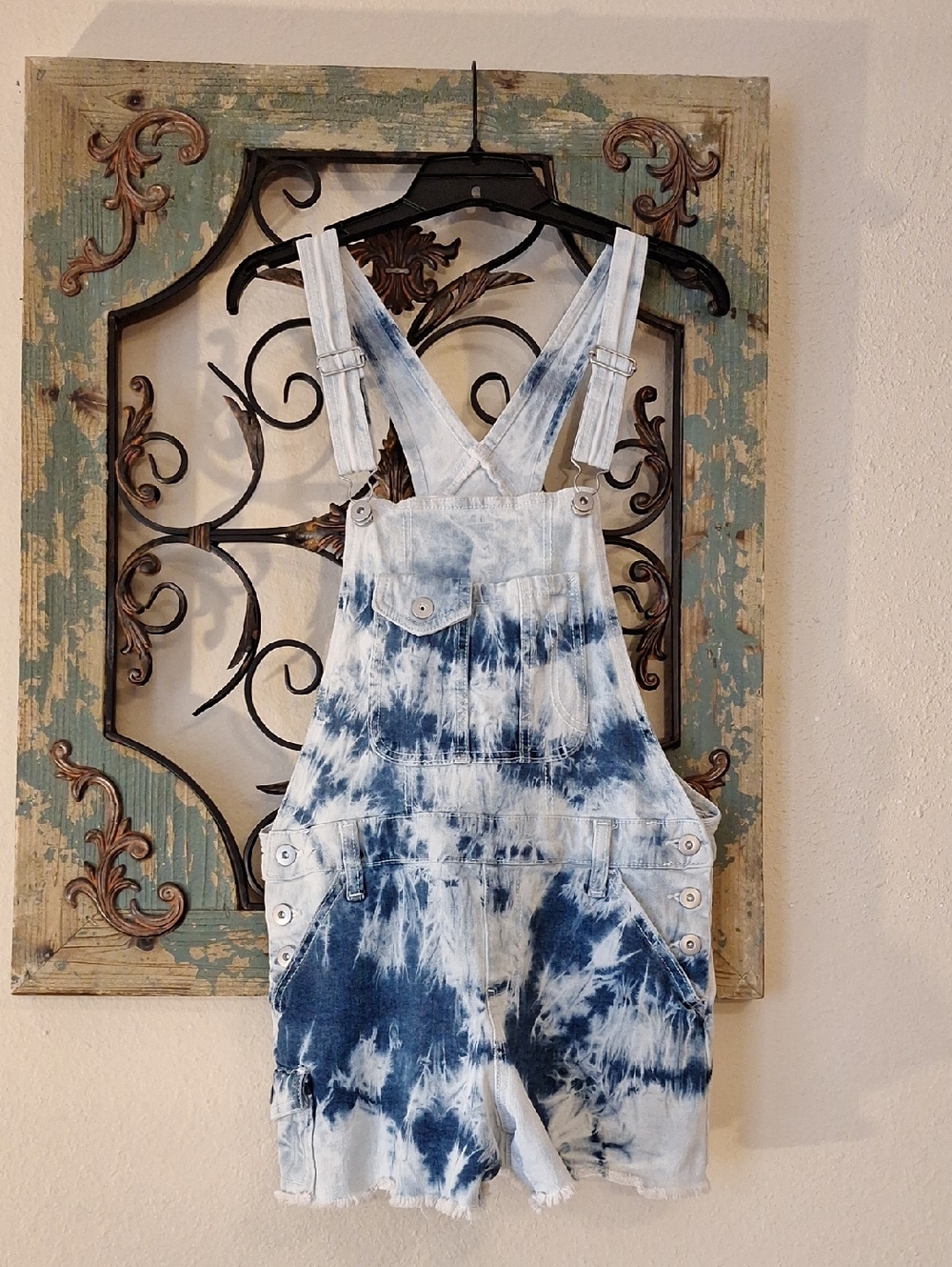 No Boundaries Blue/Wht Tie-Dye Shorts Overalls. Excellent condition Size Medium
